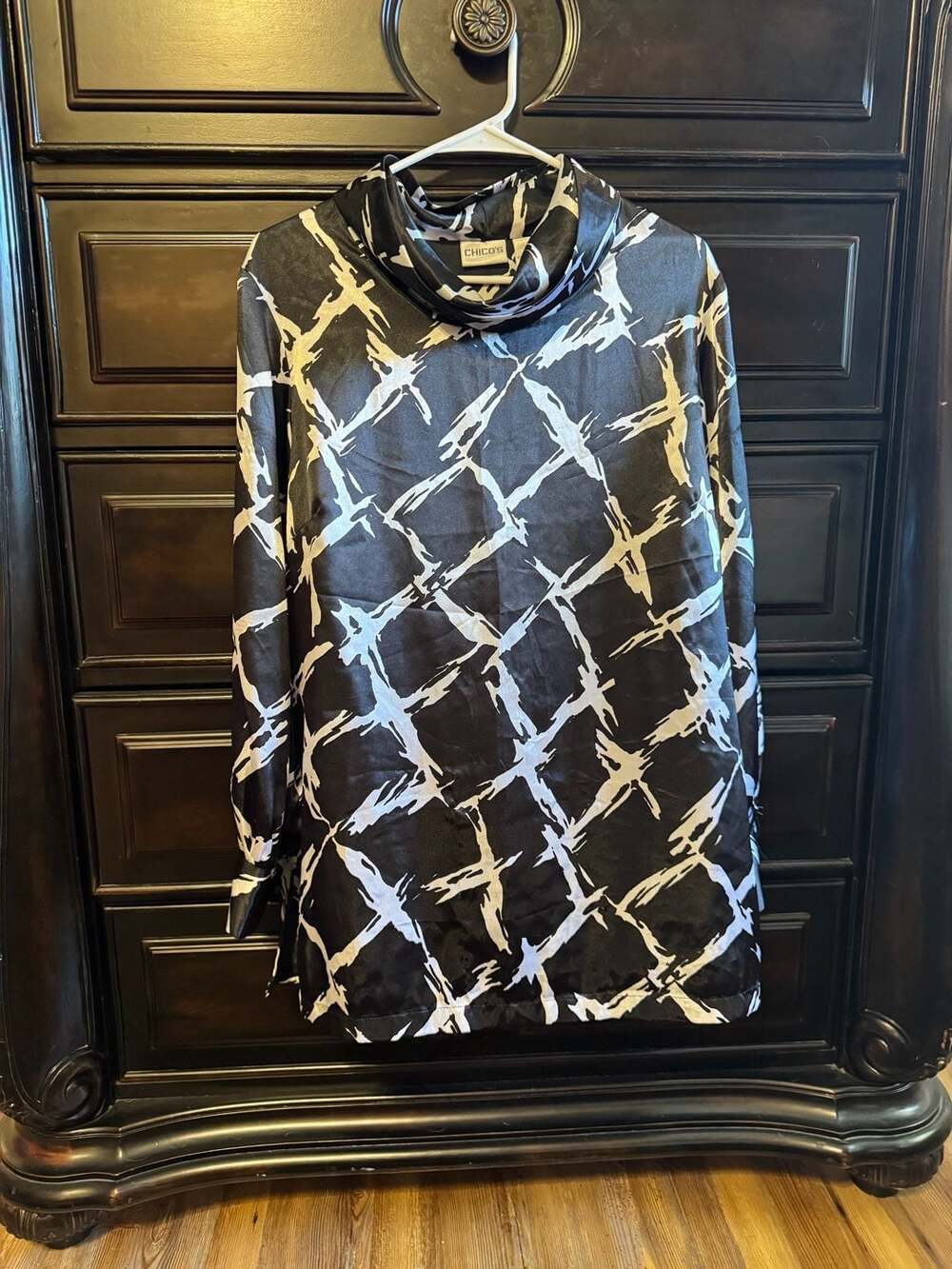 Chico's Black and White Abstract Print Satin Cowl Neck Tunic Blouse Size 2/Large